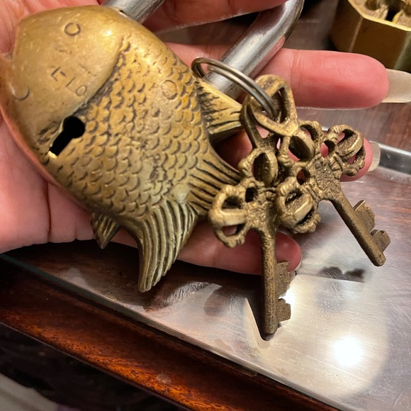 Brass fish style padlock - Picture 2 of 4